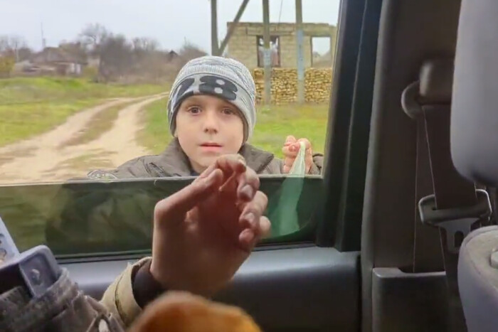 На Херсонщині діти пригощають пиріжками військових ЗСУ (відео)