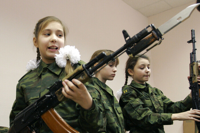 Військовий вишкіл у російських школах. Розвідка пояснила задум Кремля