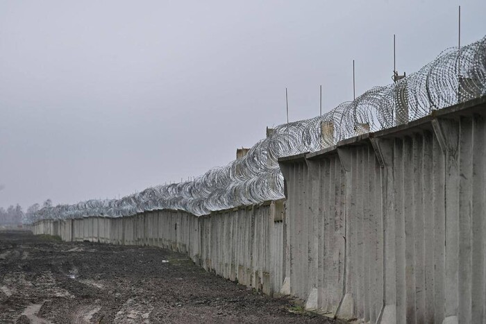 Офіс президента показав, як будується стіна на кордоні з Білоруссю