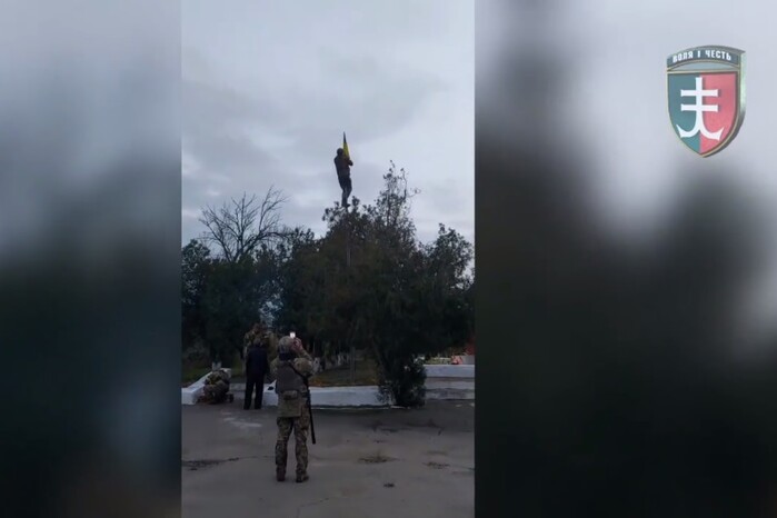 Український прапор замайорів ще в одному селі під Херсоном (відео)