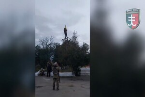 Український прапор замайорів ще в одному селі під Херсоном (відео)