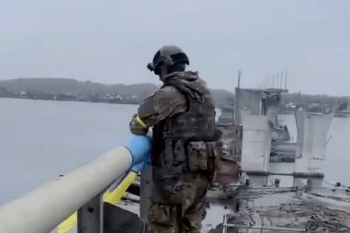 Над Антонівським мостом замайорів прапор України (відео)