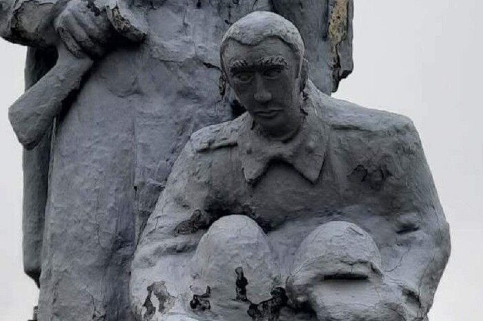 Рашисти зруйнували пам'ятник радянським солдатам на Харківщині: символічні кадри