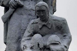 Рашисти зруйнували пам'ятник радянським солдатам на Харківщині: символічні кадри
