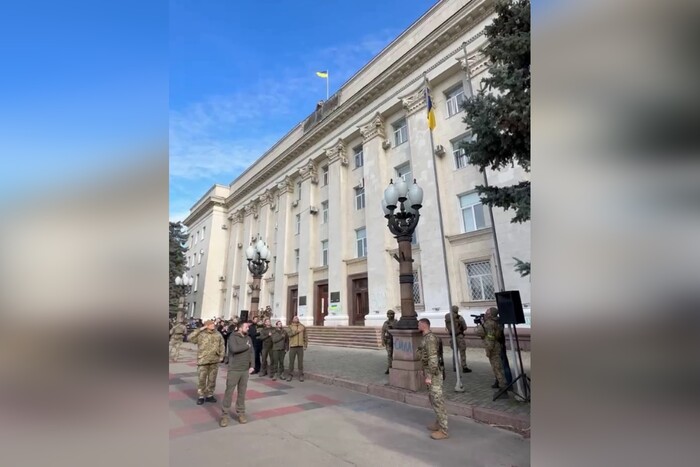Зеленський відвідав офіційне підняття державного прапора в Херсоні (відео)