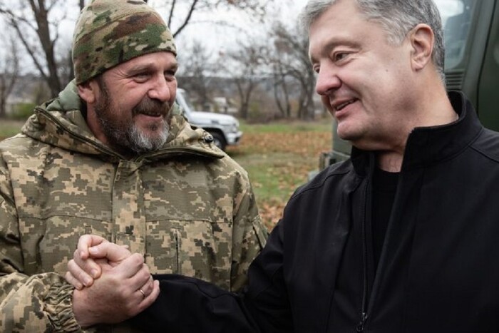 Петро Порошенко передав допомогу підрозділам ЗСУ на східному фронті