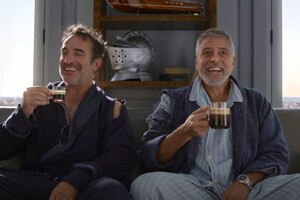Джордж Клуні у порваному халаті рекламує каву
