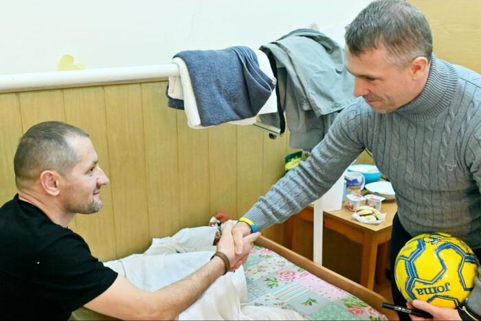 Футбольний тренер Ребров відвідав військовий шпиталь 