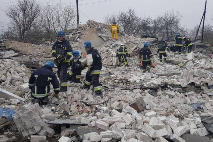 Рашисты полностью разрушили жилой дом в Запорожье: есть погибшие (фото)