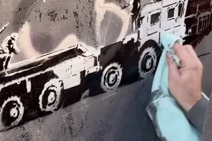 Таємничий художник Бенксі показав відео подорожі Україною 