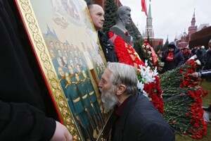 Чоловік цілує зображення Сталіна на псевдоіконі біля місця захоронення радянського диктатора під Кремлівською стіною