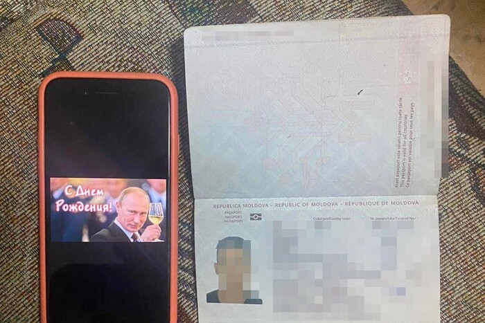 Прикордонники не пустили в Україну іноземця, який зберігав у телефоні листівку з Путіним 