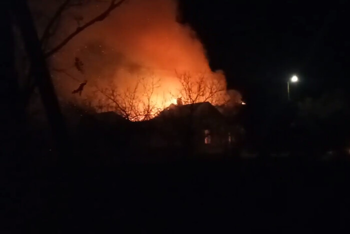Мешканці села під Мелітополем спалили будинок культури через російський триколор (відео)