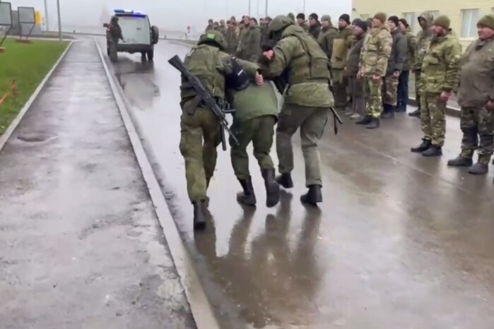 У Росії «урочисто» затримали військових, які відмовилися воювати