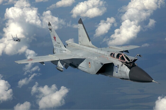 Самолет Миг-31К, поднимающийся с аэродрома Мачулищи, является носителем гиперзвуковых ракет «Кинжал»