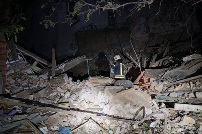 Окупанти вгатили по житловому будинку на Харківщині: під завалами можуть бути люди