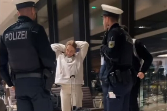 Росіянку, яка ображала українських переселенців, депортували з Німеччини – ЗМІ (відео)