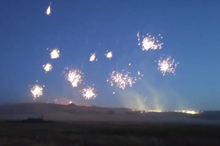 Бахмут у вогні: рашисти вдарили по місту запалювальними снарядами (відео)