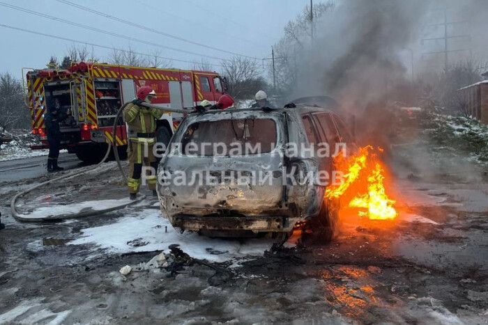 Посеред Києва спалахнуло авто, всередині знайшли тіло жінки (відео)