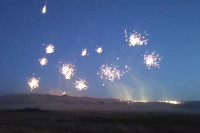 Бахмут в огне: решисты ударили по городу зажигательными снарядами (видео)