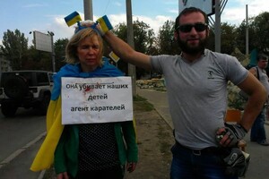 Окупант Саїд Закаєв фотографувався з жінкою, прив'язаною до стовпа у центрі Донецька