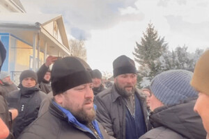 Скандал на Хмельнитчине: священники Московского патриархата набросились на бойцов ВСУ (видео)