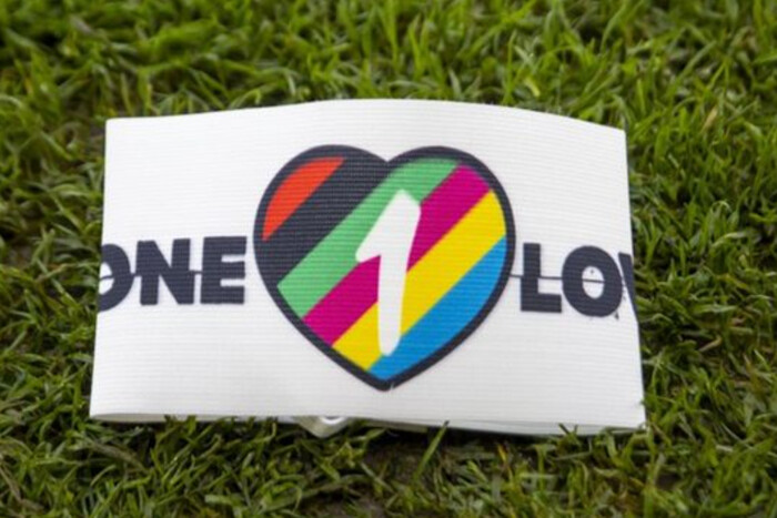 Заборона пов'язок OneLove в Катарі: футболіст-гей розкритикував ФІФА