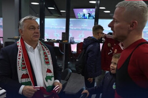 Орбан пришел на футбольный матч с шарфом, на котором изображена Венгрия с частью украинской территории