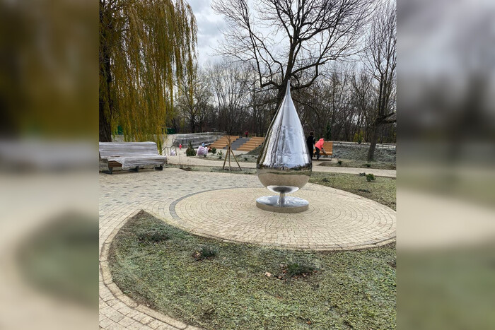 Росіяни знайшли у новому пам’ятнику сексуальний підтекст, виник скандал (фото, відео)