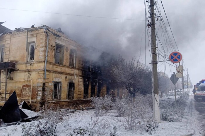 Рашисти обстріляли житловий будинок та поліклініку у Куп’янську: фото наслідків