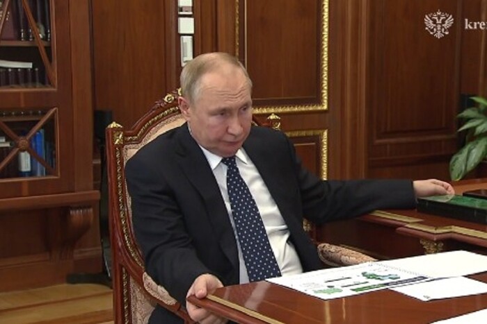 Рука живе своїм життям. Путін на зустрічі знову дивно рухався (відео) 