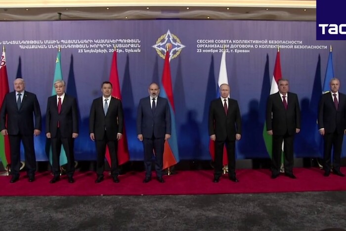 Учасники ОДКБ відійшли від Путіна на спільному фото (відео)