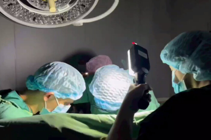 Ракетна атака РФ: хірурги столичного Інституту серця провели операцію без електроенергії (відео)