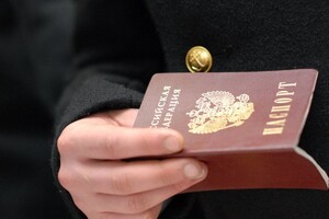 Окупанти роздають українцям паспорти РФ. Фото з відкритих джерел