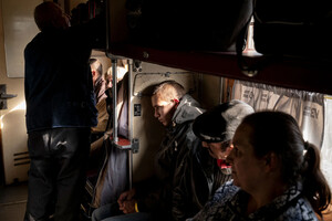 Цивільні сидять на борту евакуаційного поїзда в Покровську, Україна, 28 вересня