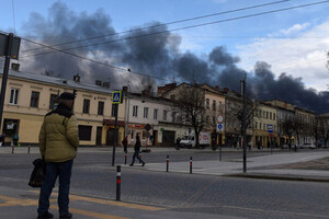 Дым от ракетного удара во Львове 18 апреля 2022 года, когда погибли семь человек, 11 – были ранены