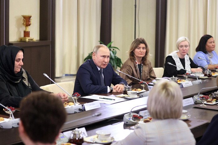 Зустріч Путіна із матерями військових виявилася фейком: хто ці жінки
