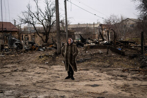 Буча, окрестность Киева, 5 апреля 2022 года. Женщина среди развалин. Буча – один из полностью разрушенных украинских городов, ставших символом российских военных преступлений
