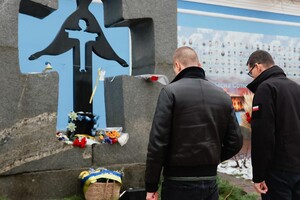 Польська делегація поклала квіти до пам'ятника жертвам Голодомору 