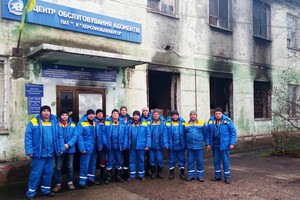 Відновлювати мережі в Херсоні допомагали електрики з усієї України