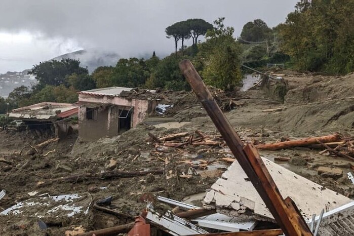 На острові в Італії через зсув ґрунту близько десятка людей зникли безвісти
