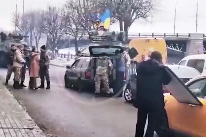 Мешканців Твері налякала військова техніка з українськими прапорами 
