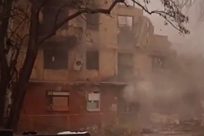 Окупанти у Маріуполі зносять будинки в історичній частині міста (відео)
