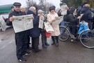 Жителі звільненої Снігурівки отримали перший номер місцевої газети після звільнення з окупації