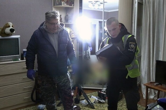 У Києві чоловік зарізав дружину та хотів видати злочин за самогубство (відео) 