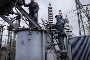 Енергетики повертають електропостачання у Херсон