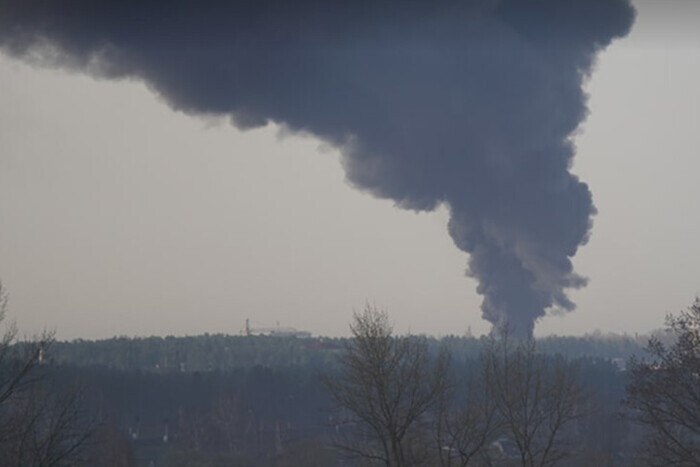 В Брянской области горит нефтебаза: пламя гасит 30 единиц техники