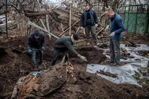Правоохоронці знайшли масове поховання закатованих українців на Херсонщині (фото)