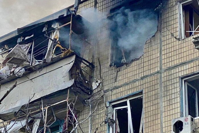 Нікополь: окупанти влучили у багатоповерхівку, є постраждалі