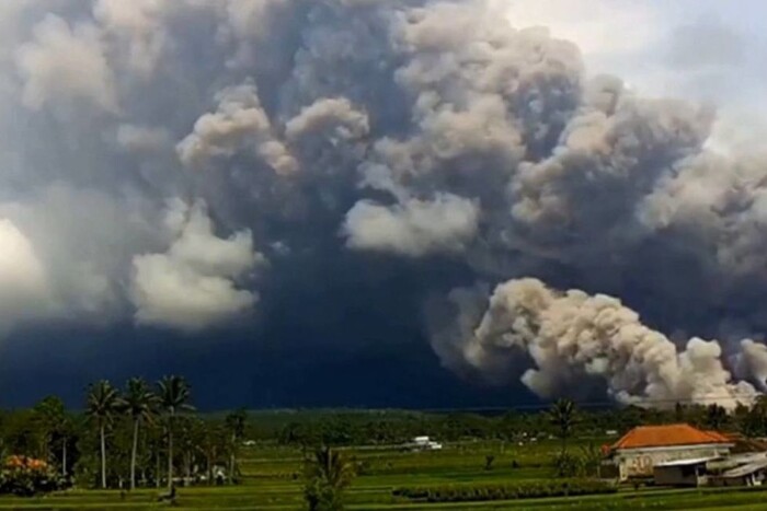 Найбільший вулкан Індонезії активізувався: відбувається евакуація населення (відео)